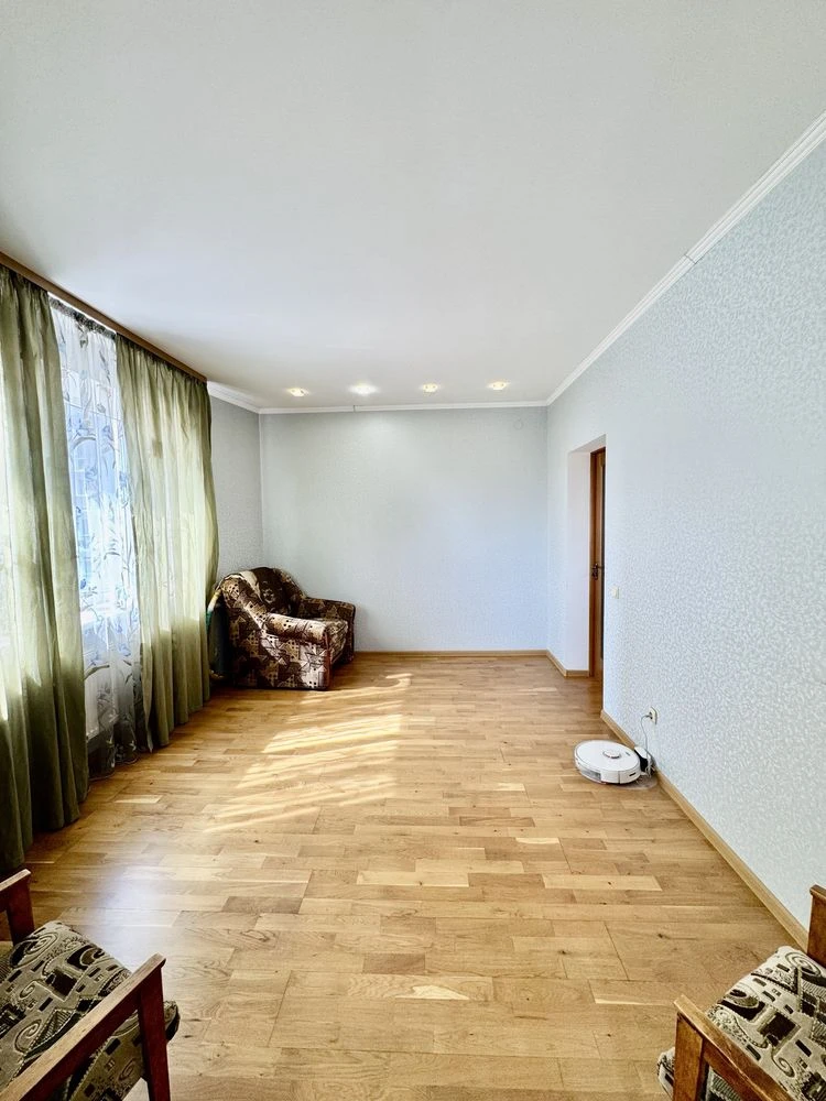 Продаж великої 2км квартири в центрі