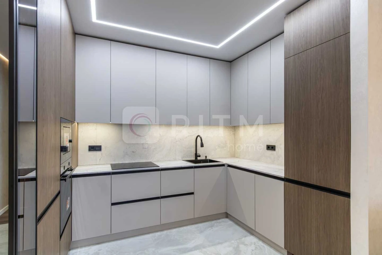 Продаж дизайнерської 2-к квартири (75 м²) з кухнею-студією в