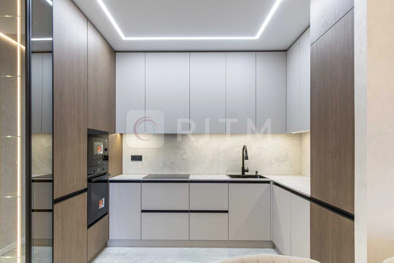 Продаж дизайнерської 2-к квартири (75 м²) з кухнею-студією в