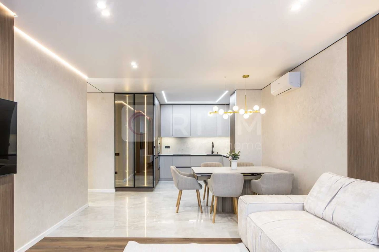 Продаж дизайнерської 2-к квартири (75 м²) з кухнею-студією в