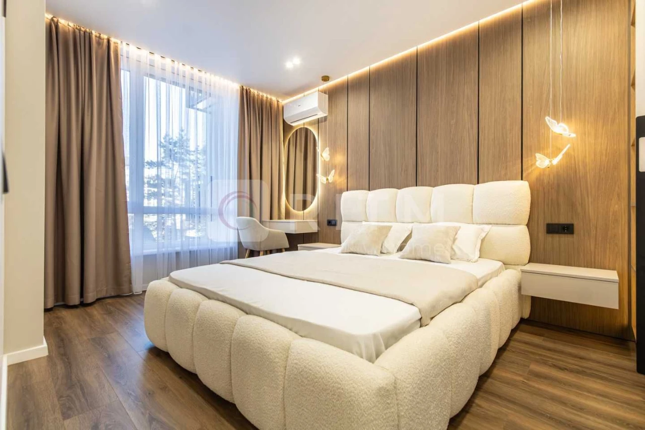 Продаж дизайнерської 2-к квартири (75 м²) з кухнею-студією в