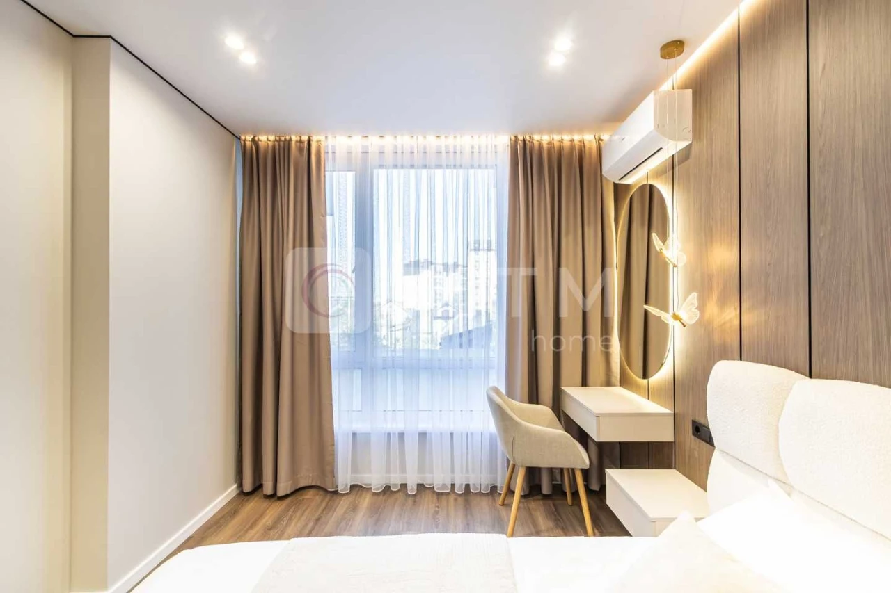 Продаж дизайнерської 2-к квартири (75 м²) з кухнею-студією в