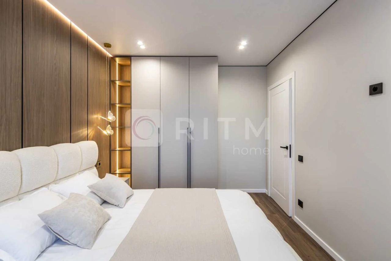 Продаж дизайнерської 2-к квартири (75 м²) з кухнею-студією в