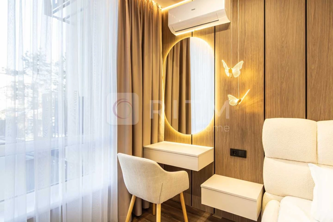 Продаж дизайнерської 2-к квартири (75 м²) з кухнею-студією в