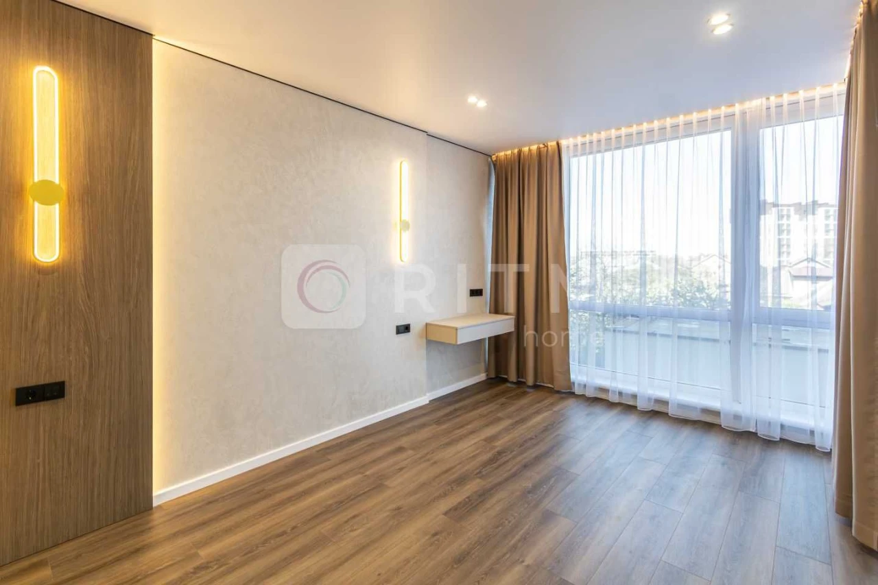 Продаж дизайнерської 2-к квартири (75 м²) з кухнею-студією в