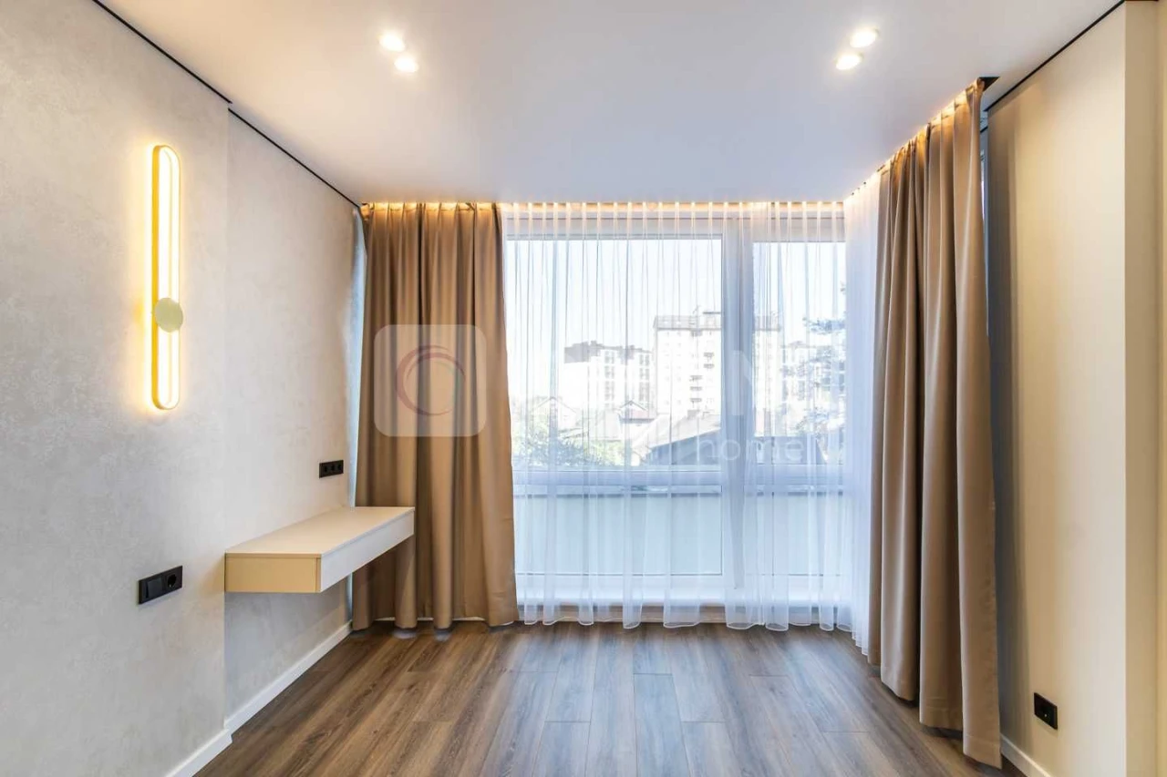 Продаж дизайнерської 2-к квартири (75 м²) з кухнею-студією в