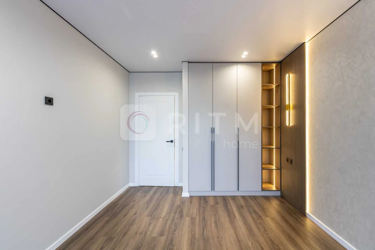 Продаж дизайнерської 2-к квартири (75 м²) з кухнею-студією в