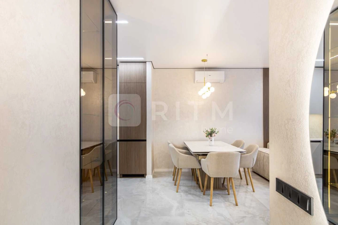 Продаж дизайнерської 2-к квартири (75 м²) з кухнею-студією в