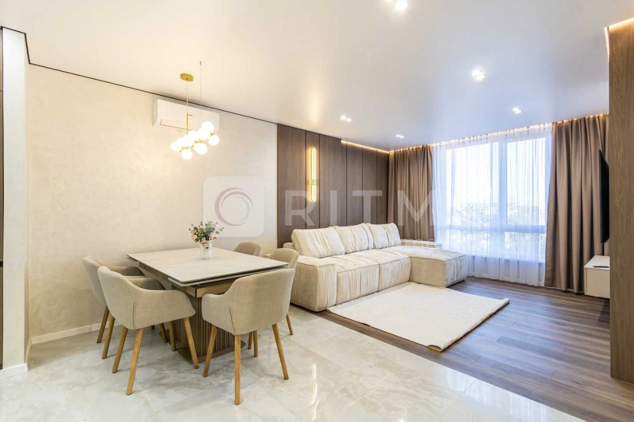 Продаж дизайнерської 2-к квартири (75 м²) з кухнею-студією в