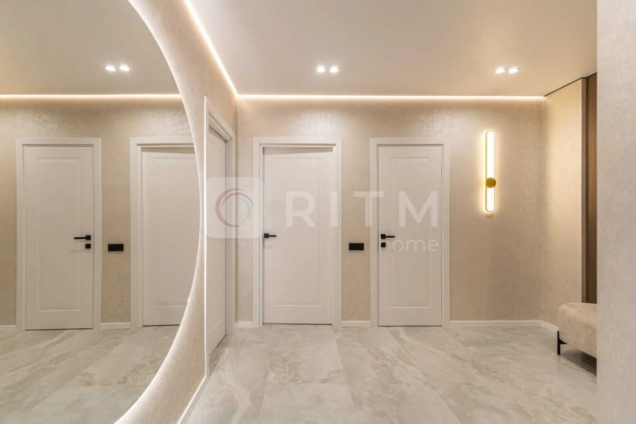 Продаж дизайнерської 2-к квартири (75 м²) з кухнею-студією в