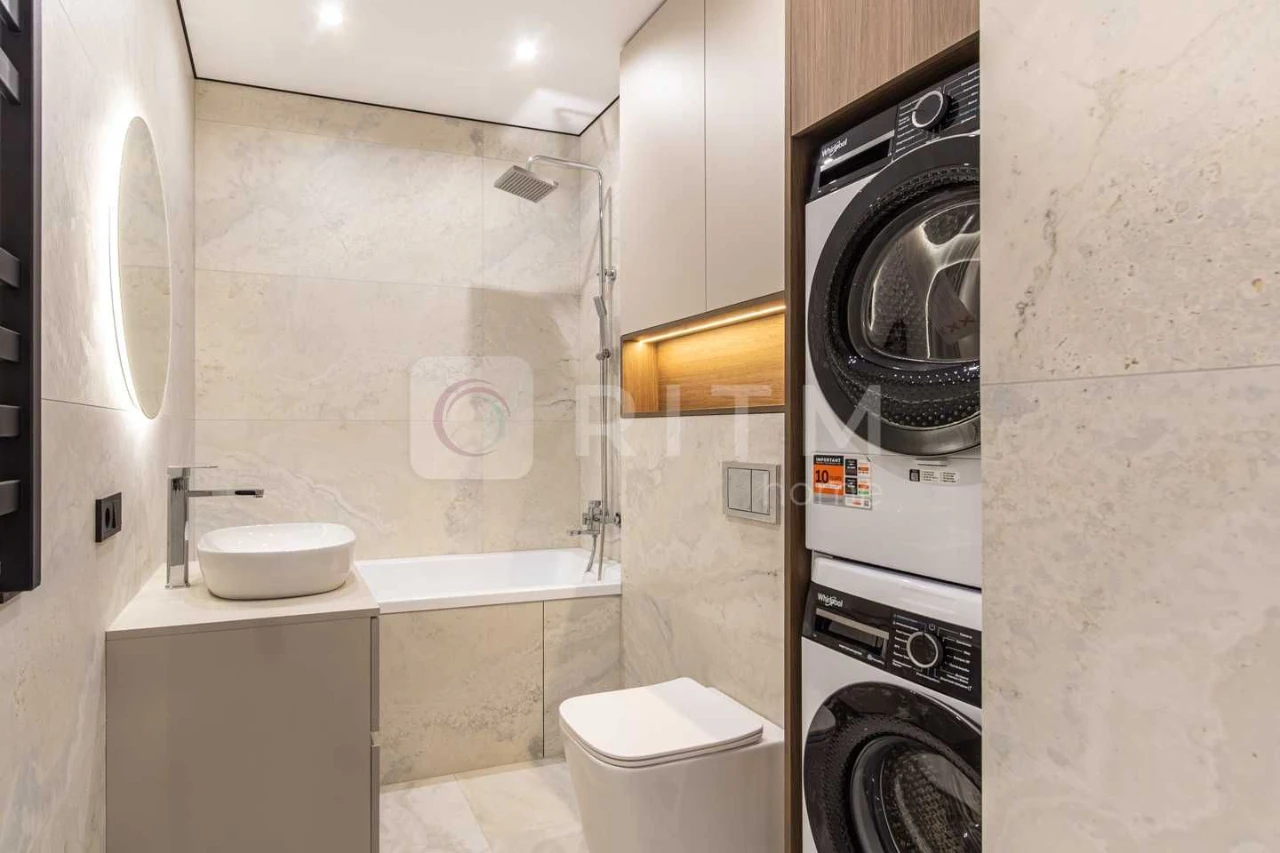 Продаж дизайнерської 2-к квартири (75 м²) з кухнею-студією в