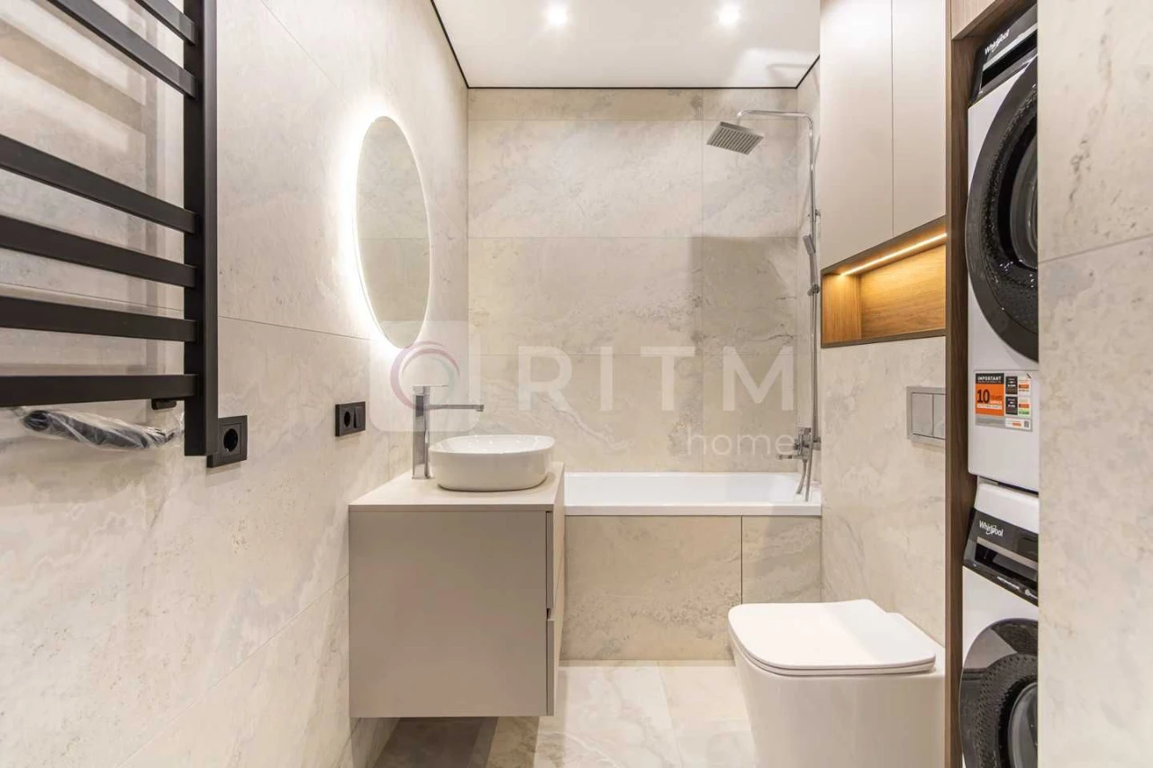 Продаж дизайнерської 2-к квартири (75 м²) з кухнею-студією в
