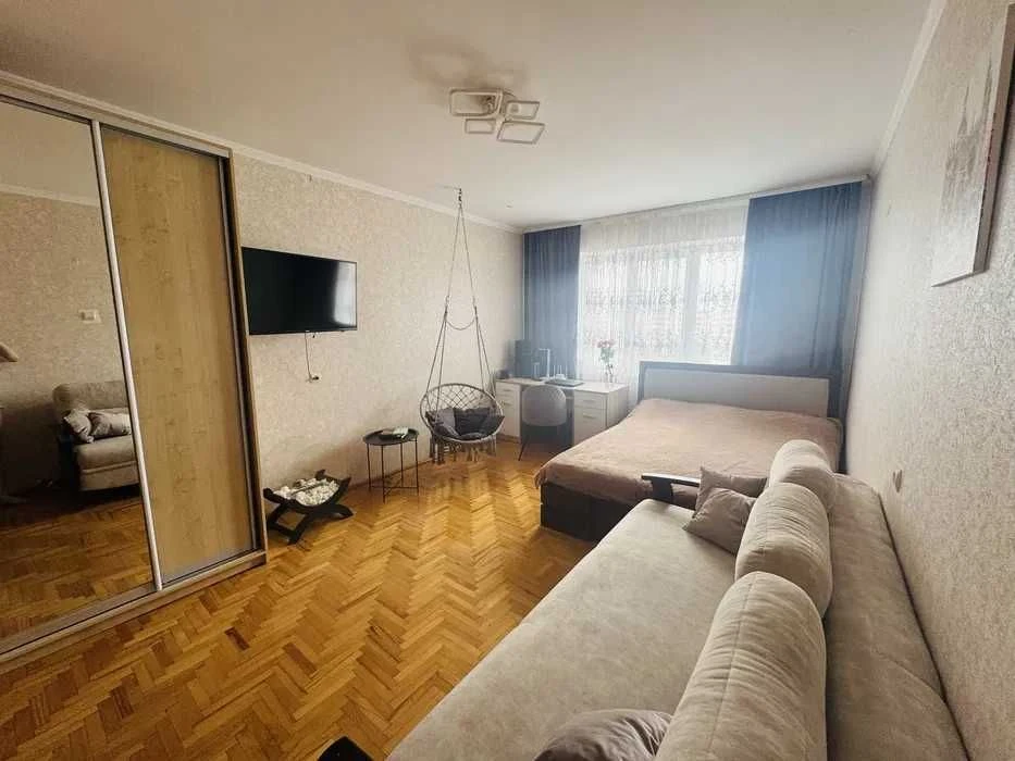 Продається простора 3 кімнатна квартира з ремонтом в гарному