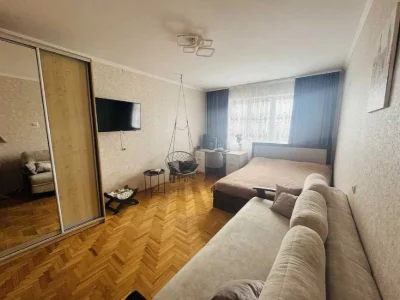 Продається простора 3 кімнатна квартира з ремонтом в гарному