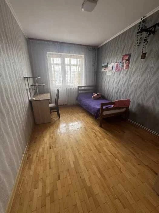 Продається простора 3 кімнатна квартира з ремонтом в гарному
