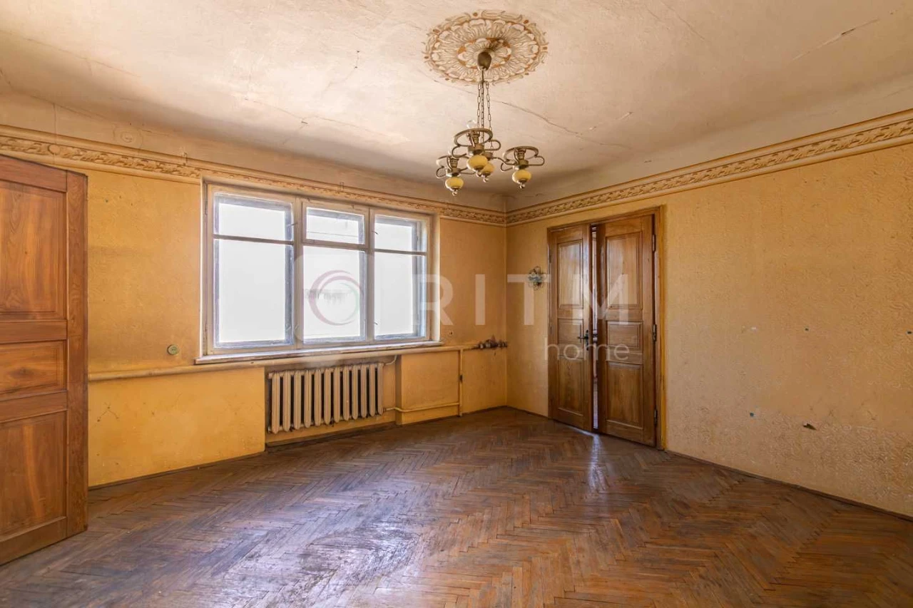 Двоповерховий будинок з гаражем, підвалом та власною територ
