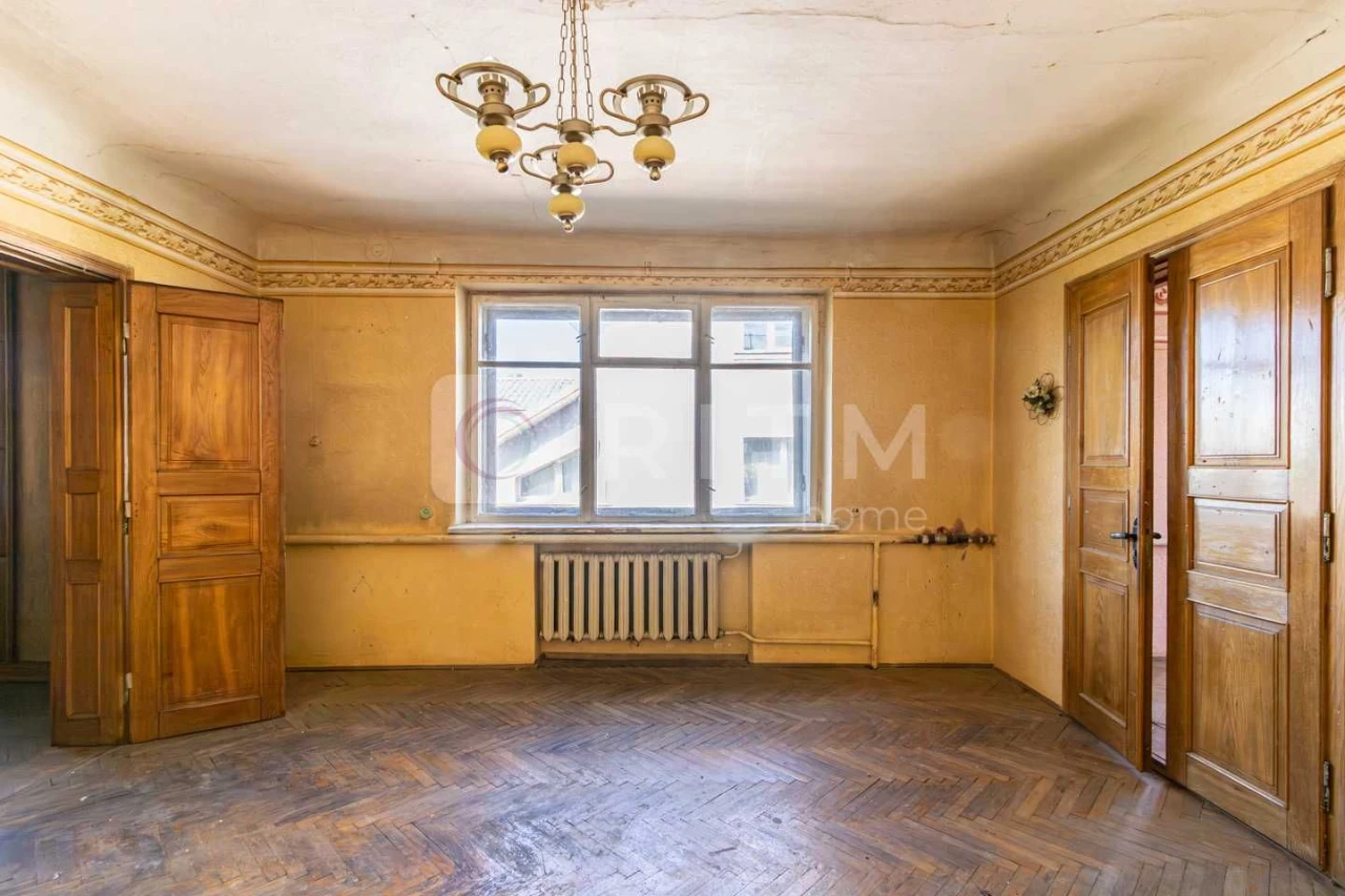 Двоповерховий будинок з гаражем, підвалом та власною територ