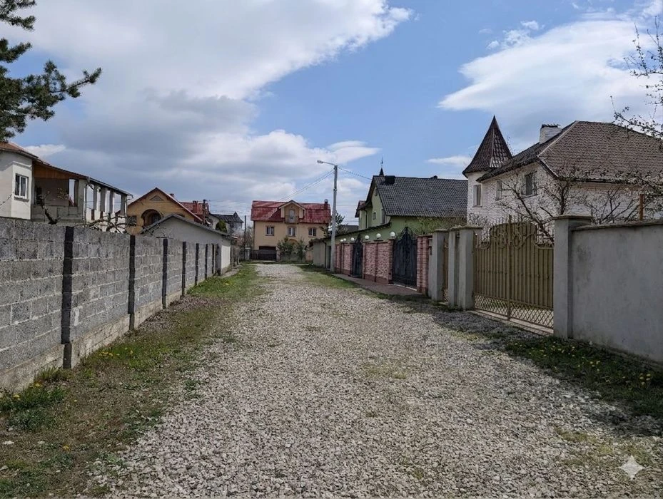 Продаж ділянки неподалік ТЦ Велмарт