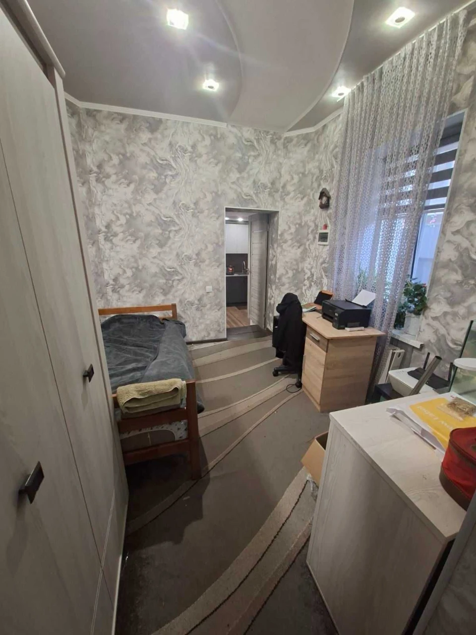 Двоповерховий будинок в центральній частині міста з євроремо