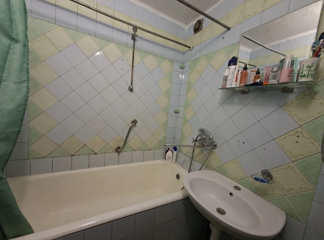 Продаж  5к. квартири на Озерні з   меблями.В чудовову молоді