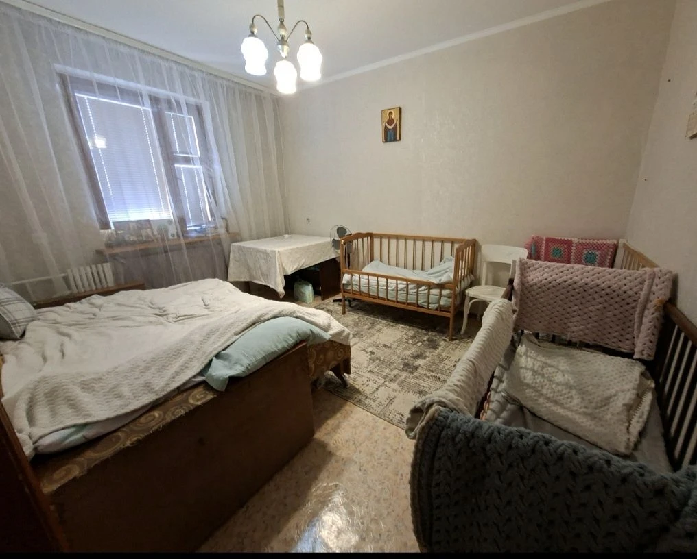 Продаж  3  кімнатної квартири на Озерні з хорошим житловим с