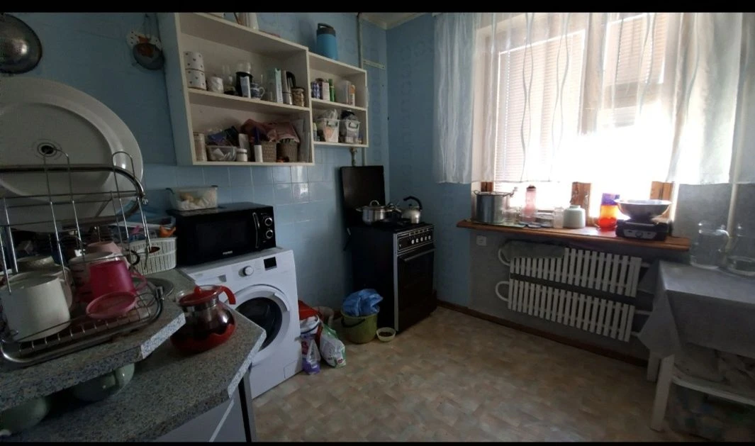 Продаж  3  кімнатної квартири на Озерні з хорошим житловим с