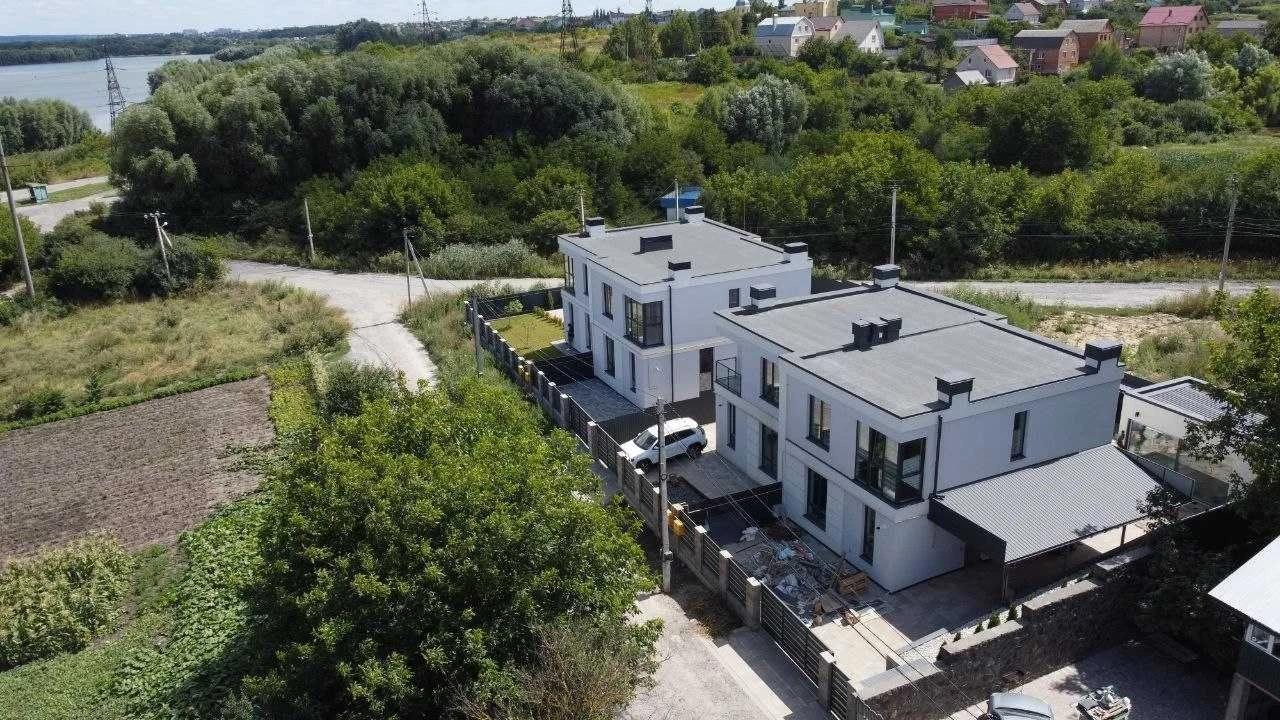 Продаж котедж з власною ділянкою