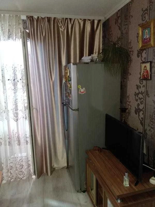 Продам гостинку 28  кв.м.  с балконом на Н. Домах (Дворец сп