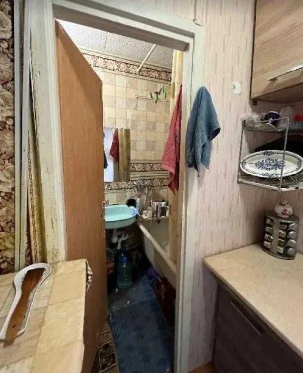 Продам 1 к гостинку со своими службами на Восточном, район б
