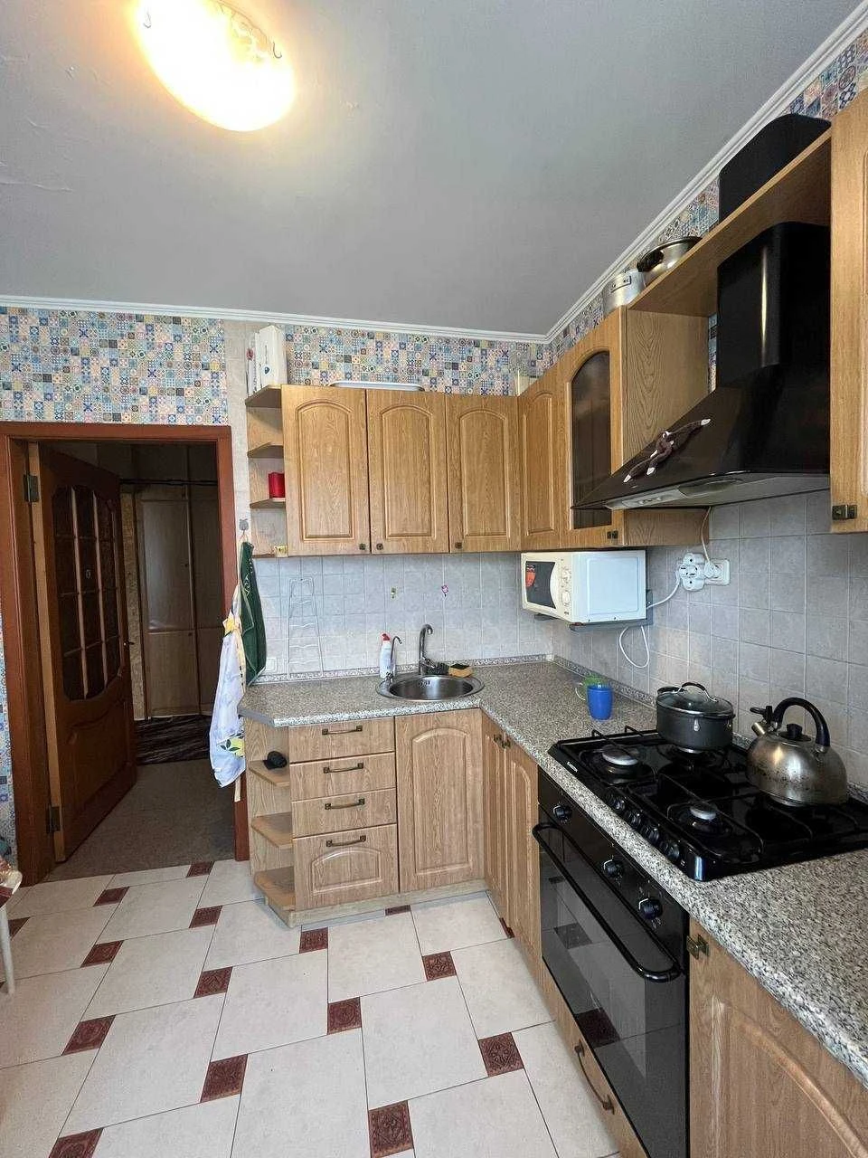 Продам 2 кімнатну ЧЕШКУ 54 м2  Перемога 6 (поряб с бульваром
