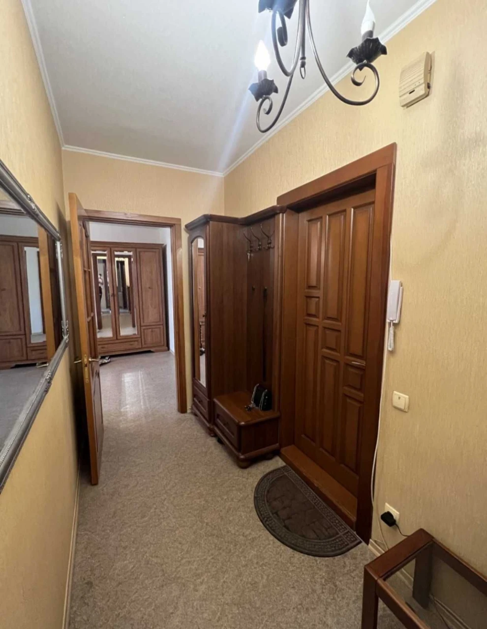 Продам 2 кімнатну ЧЕШКУ 54 м2  Перемога 6 (поряб с бульваром