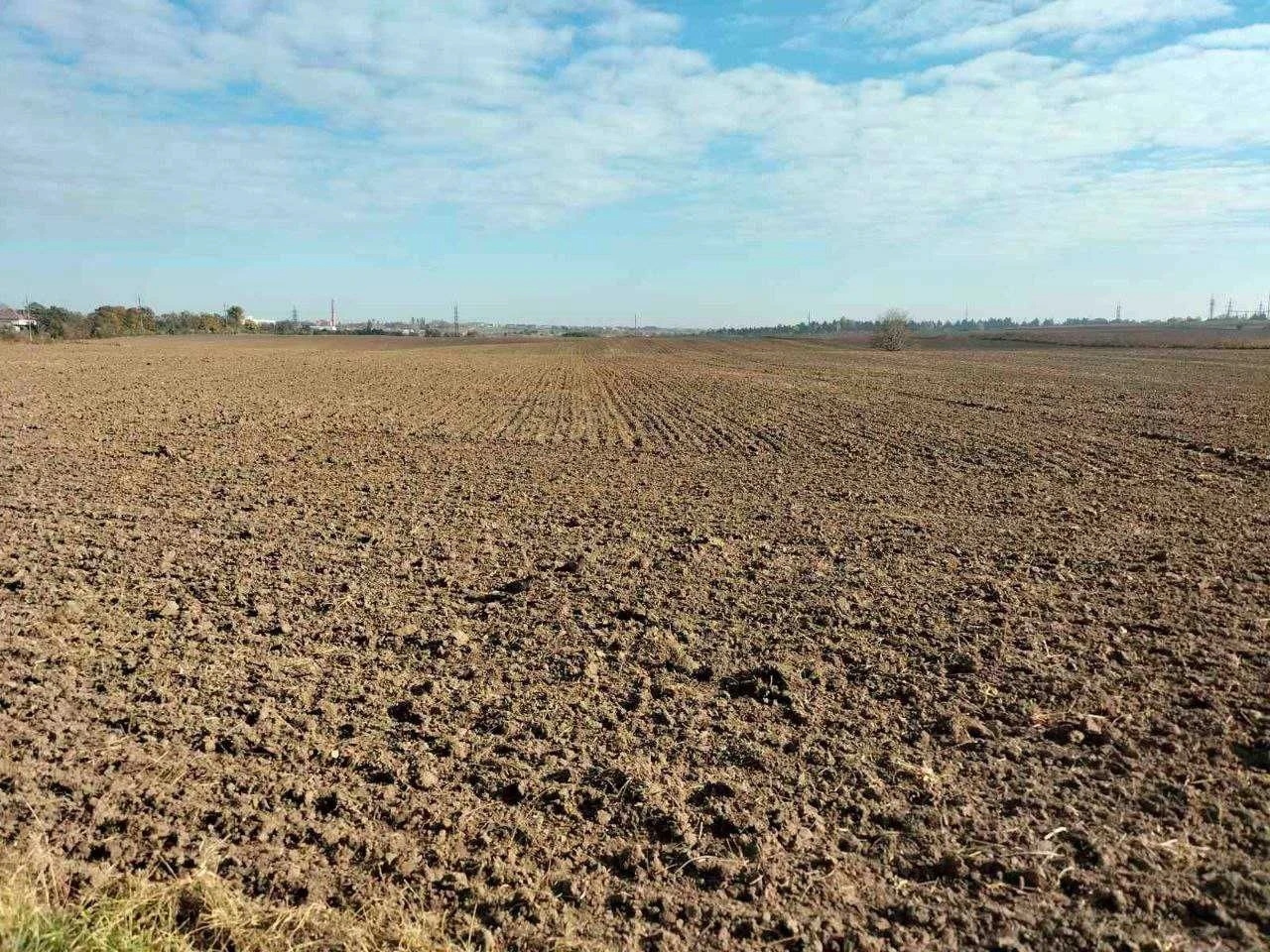Фасадна ділянка для підприємницької діяльності на межі м.Рів