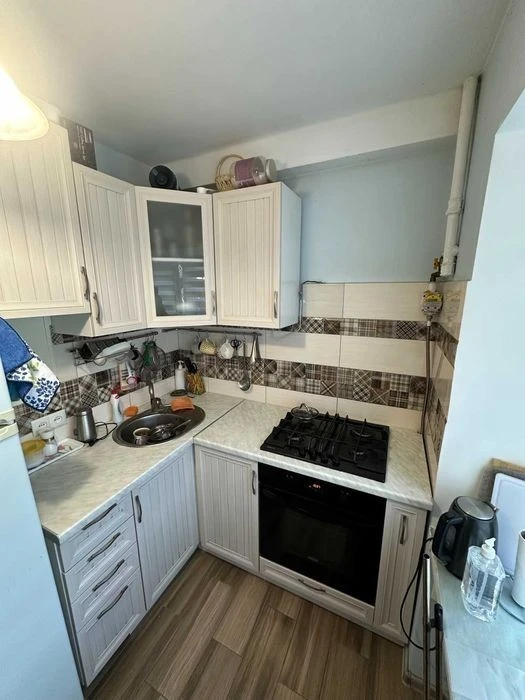 Three-room apartment in Lavrskaya urgently for sale