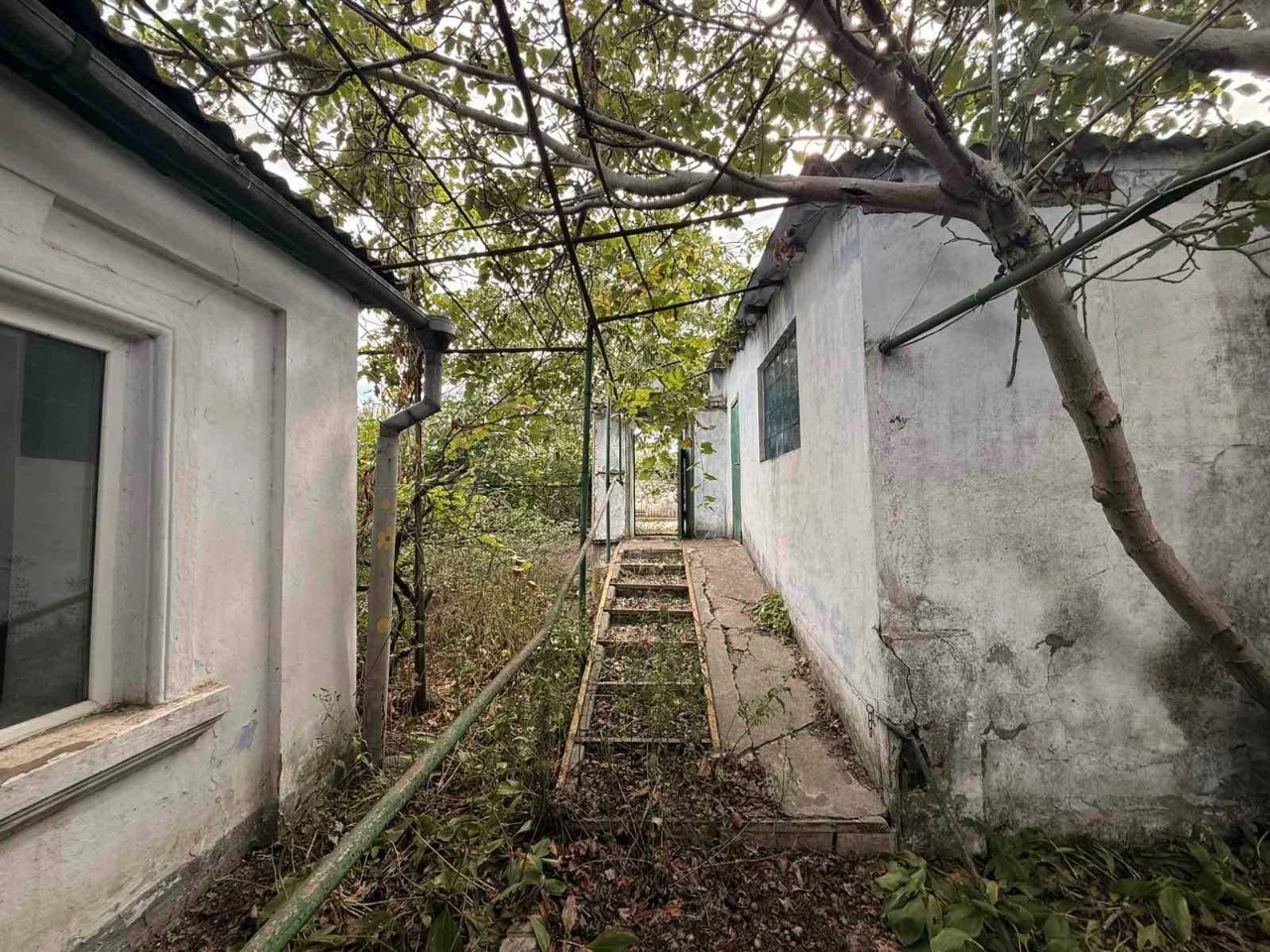 Продаю ½ будинку. 9 Лінія. Окремий  двір. Гараж