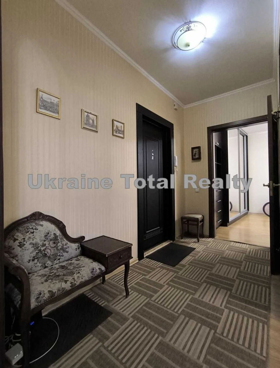 Метро Харківська! 2 кімнатна квартира з ремонтом! Вул Вербиц