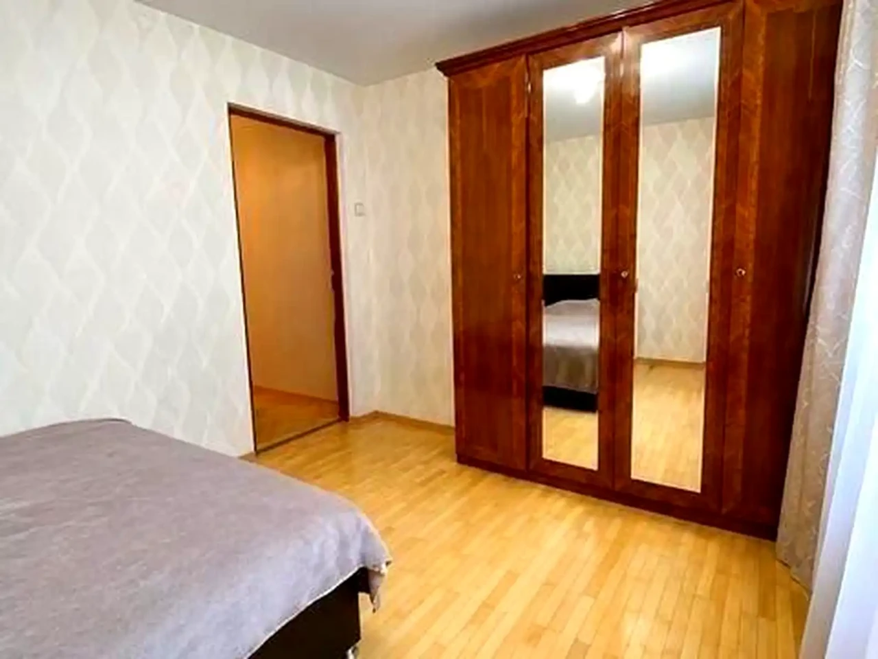 Оренда квартири 3-кімн. 85 м² 2/12 пов.