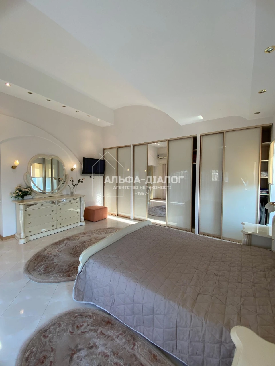 Sale of 5-room apartment 252 m², Vladimirskaya street, 79
