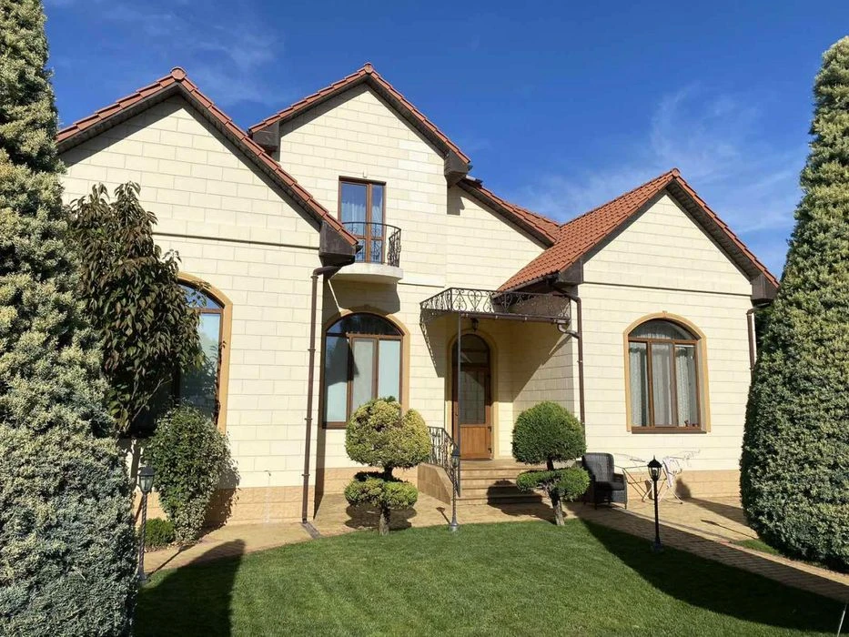 House for sale in Sauvignon, near a pine grove