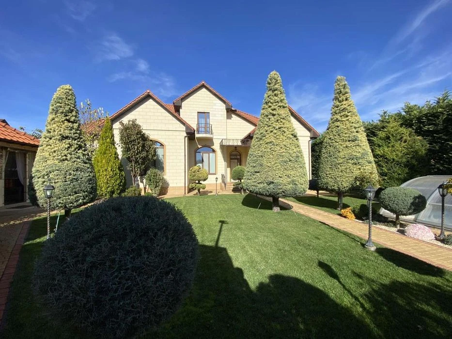 House for sale in Sauvignon, near a pine grove