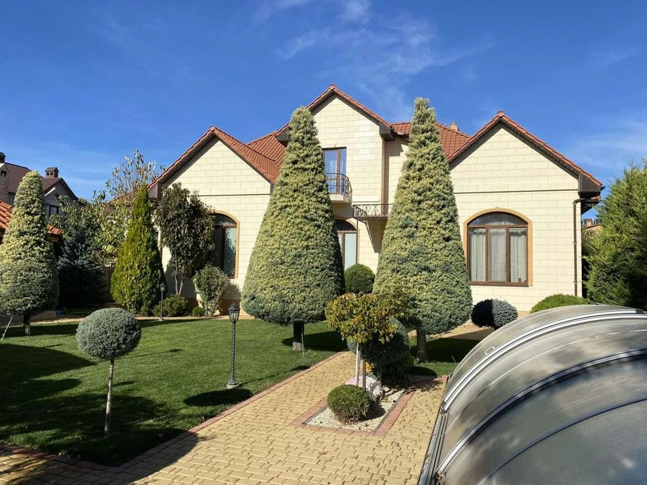 House for sale in Sauvignon, near a pine grove