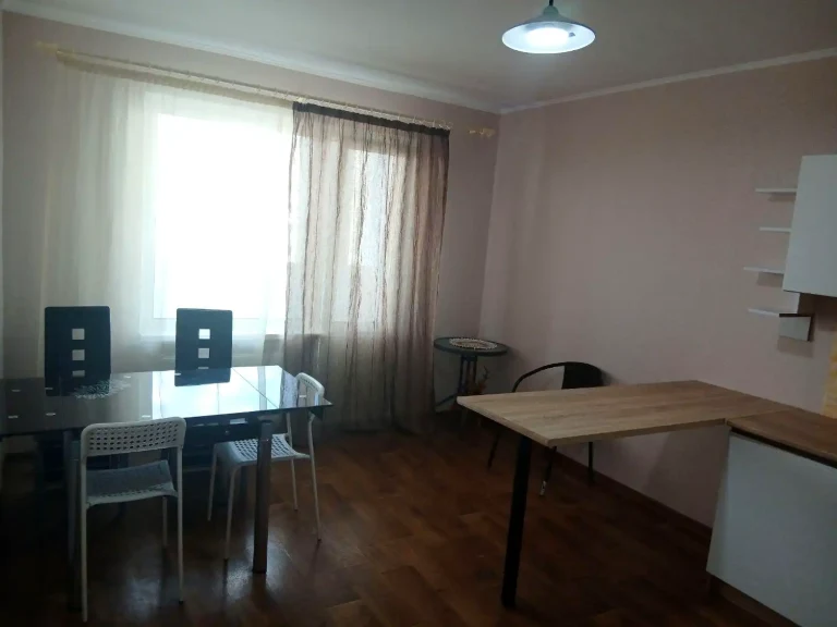 Оренда квартири 3-кімн. 94 м² 21/25 пов.