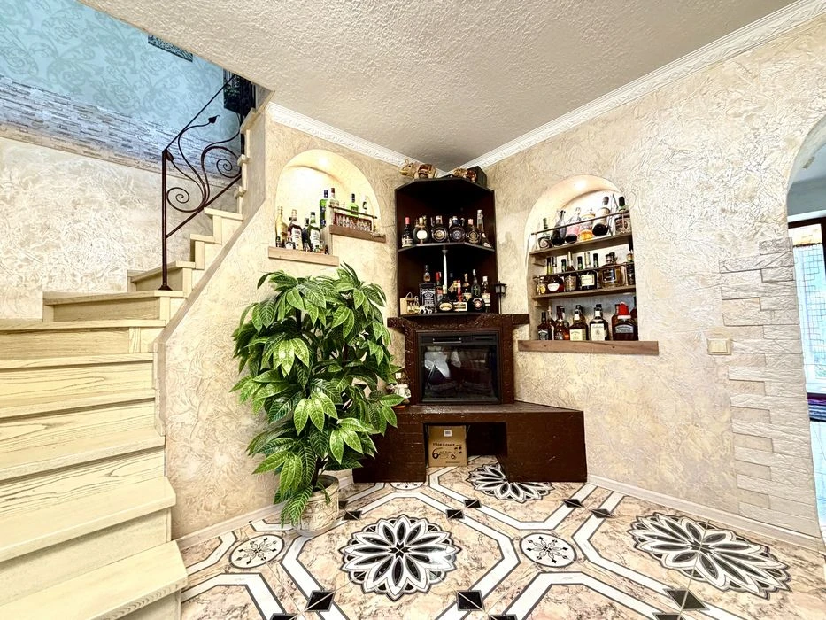 There are no analogues! Urgent sale! House with garage, basement