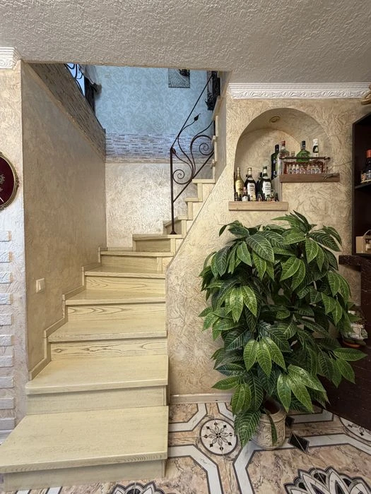 There are no analogues! Urgent sale! House with garage, basement