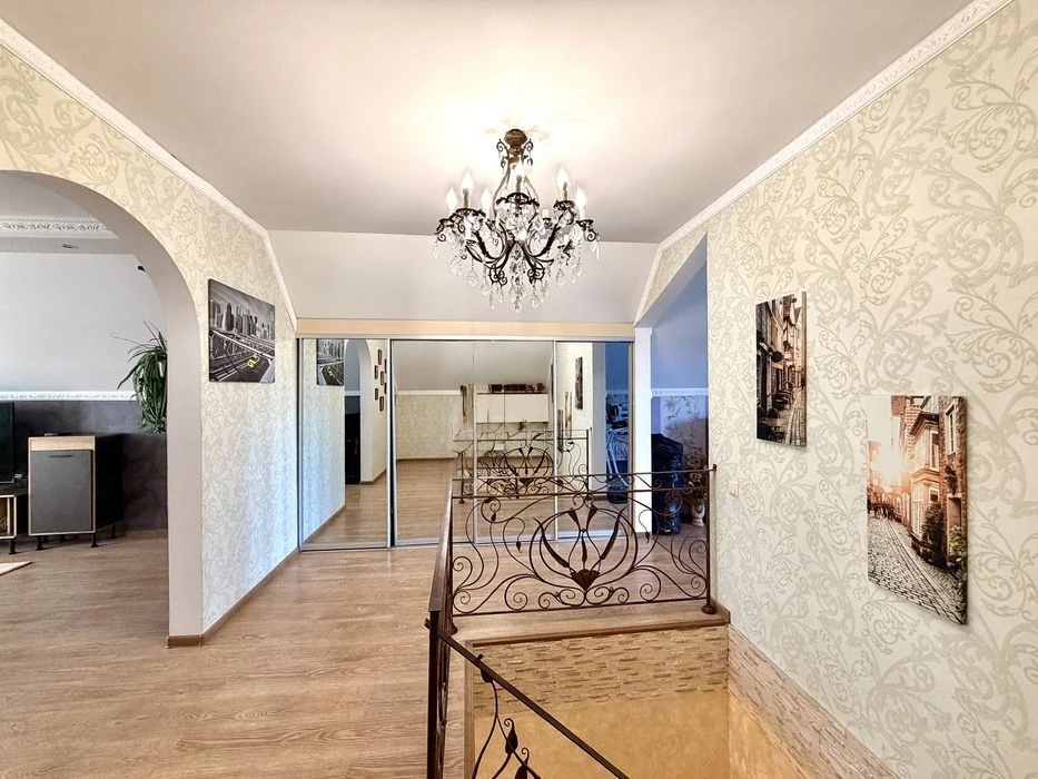 There are no analogues! Urgent sale! House with garage, basement