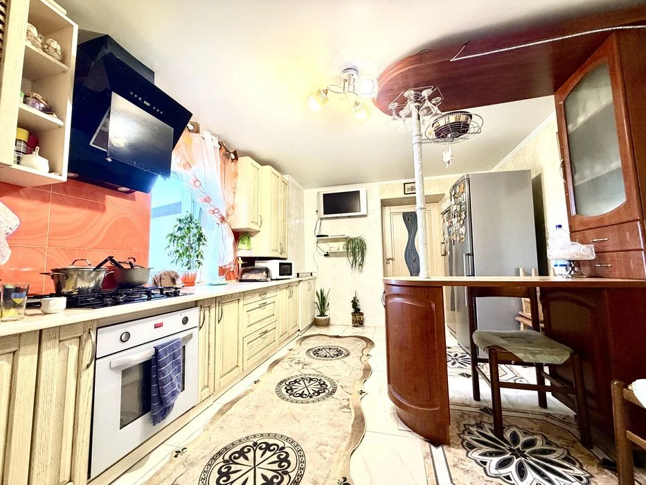 There are no analogues! Urgent sale! House with garage, basement
