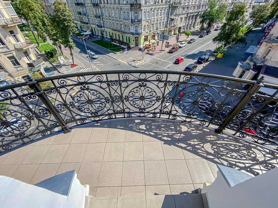 Богдана Хмельницького 33/34,  в історичному центрі. Без%