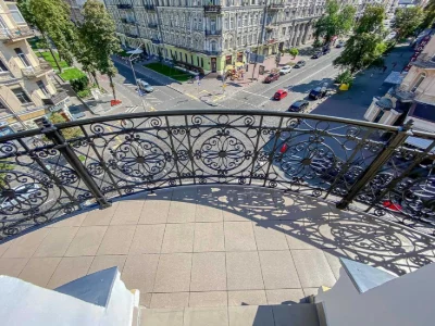 Богдана Хмельницького 33/34,  в історичному центрі. Без%