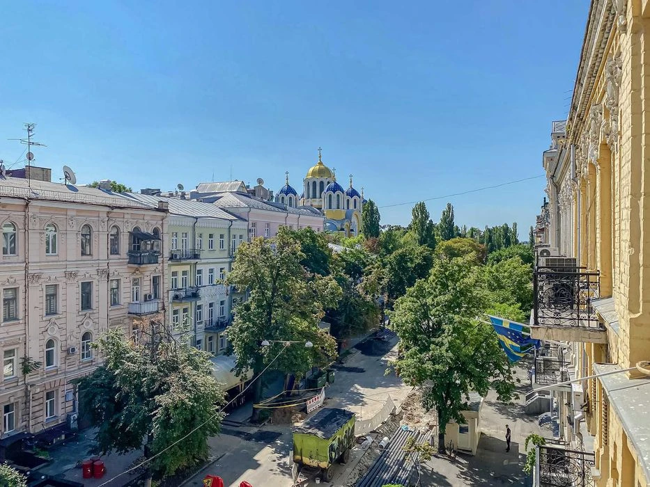 Богдана Хмельницького 33/34,  в історичному центрі. Без%
