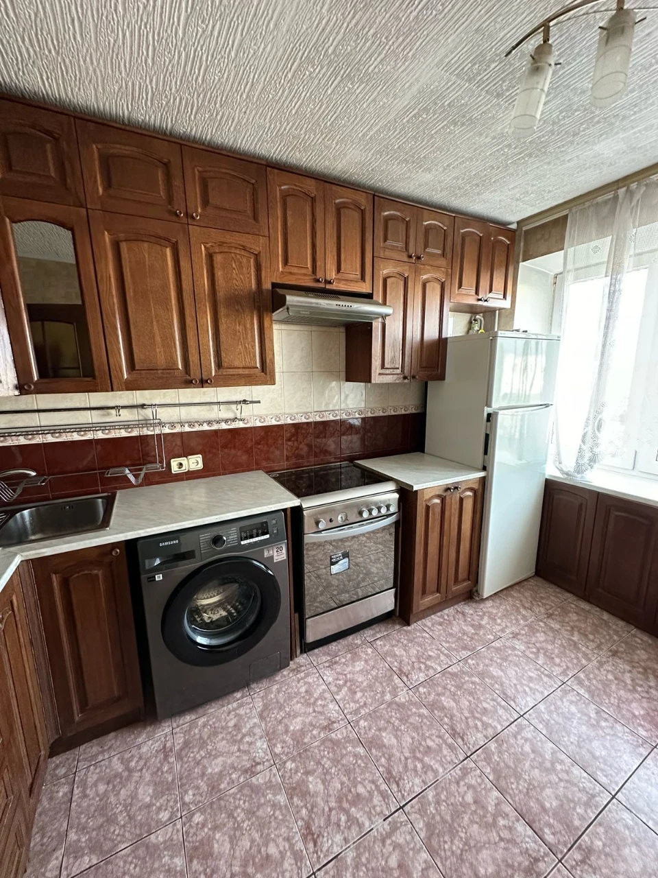 Оболонь, В. Івасюка 11, квартира  з газом.