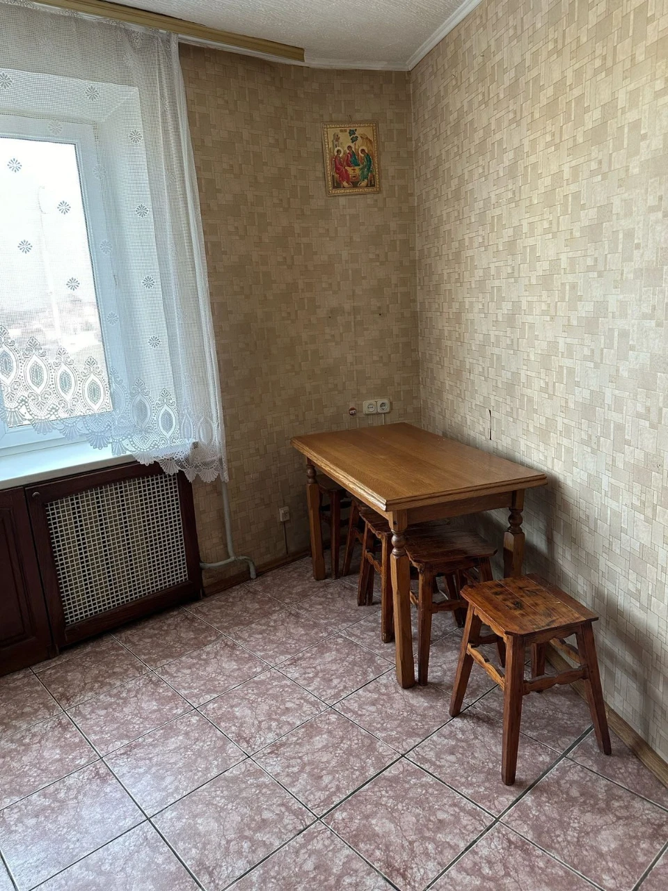 Оболонь, В. Івасюка 11, квартира  з газом.